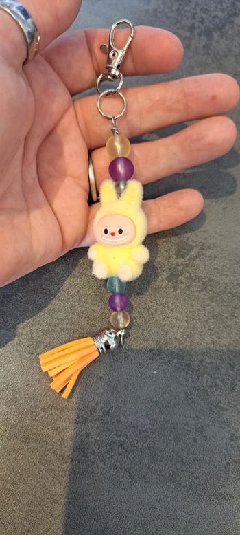 Porte-clés kawaii – Figurine style Labubu jaune & perles en verre