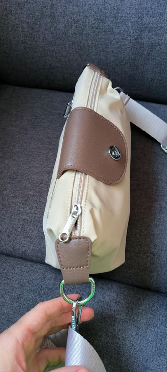 Sac à bandoulière très tendance de très bonne qualité avec compartiment - photo numéro 5