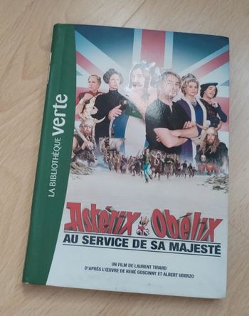 Livre asterix au service de sa majesté