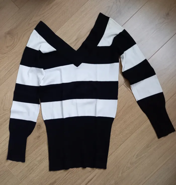 Pull rayé noir et blanc