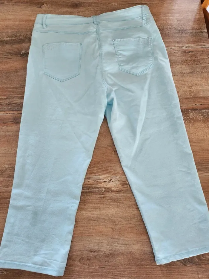 Pantacourt bermuda pantalon 7/8eme bleu ciel avec strass taille 40 excellent état - photo numéro 2