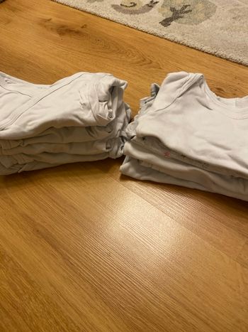 Lot bodies 24 mois