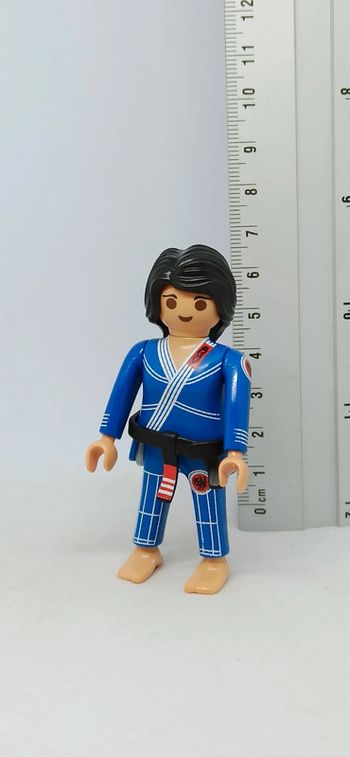Femme karatéka avec habits bleus playmobil