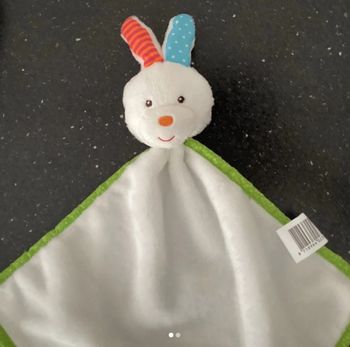 Doudou lapin blanc vert bleu orange violet rayé action plat losange carré grelot hochet