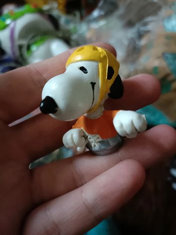Figurine Snoopy casque de vélo
