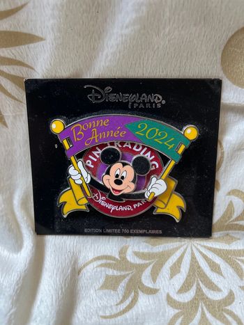 Pin’s Bonne année 2024 Mickey Disneyland Paris