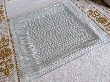 Assiette carrée transparente avec vaguelettes