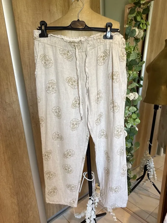 Très joli pantalon fluide magique avec tête de mort doré