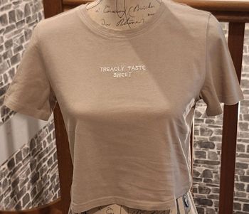 Tee-shirt court beige brodé blanc