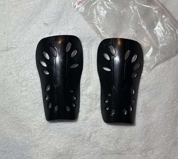 Protège tibias enfant – Noir et blanc – Neuf