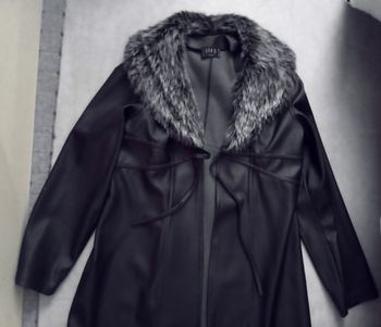 🌺 magnifique manteau neuf en cuir synthétique avec col fourrure 20 eur taille 38 -40🌺