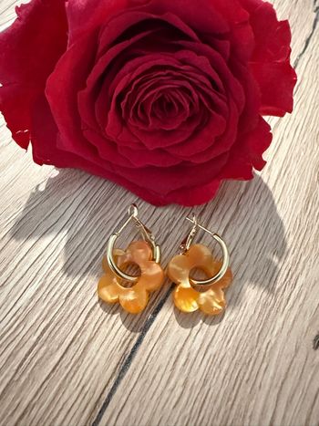 Boucles d’oreilles dorées avec fleurs  orange  tendances (diamètre :1,6cm) 