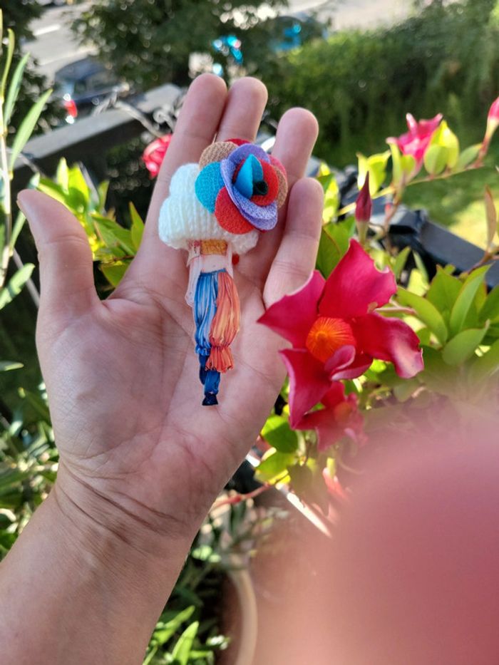 Broche dame a la mode et son bonnet à 🌸 - photo numéro 2