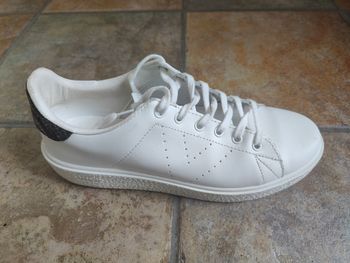 A vendre  baskets Victoria