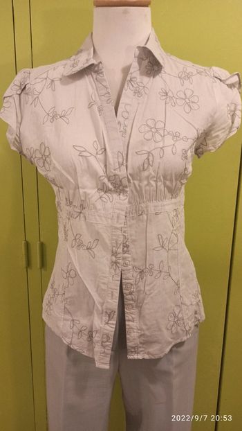 Jolies chemises bustier avec broderies. Et petit manches péplum