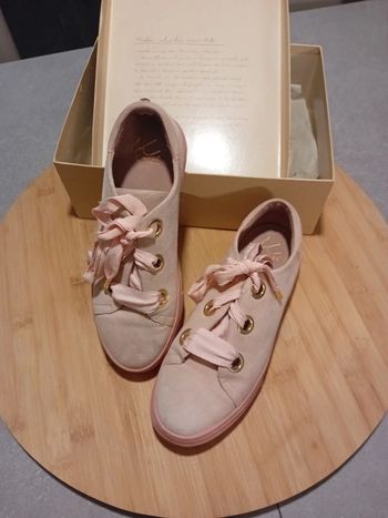 Chaussure P.37  Rose , lacet en tissu .