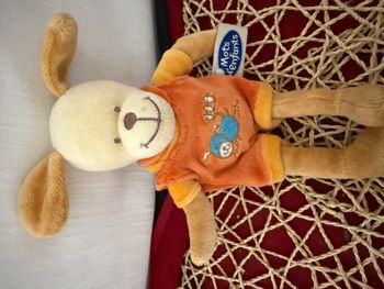 Doudou chien salopette orange MOTS D'ENFANTS