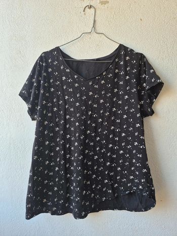 T-shirt motif fleur discrète