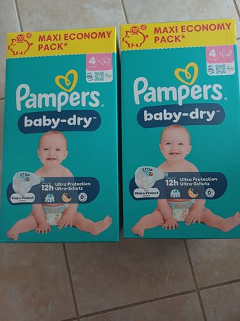 Deux cartons de couches pampers taille 4