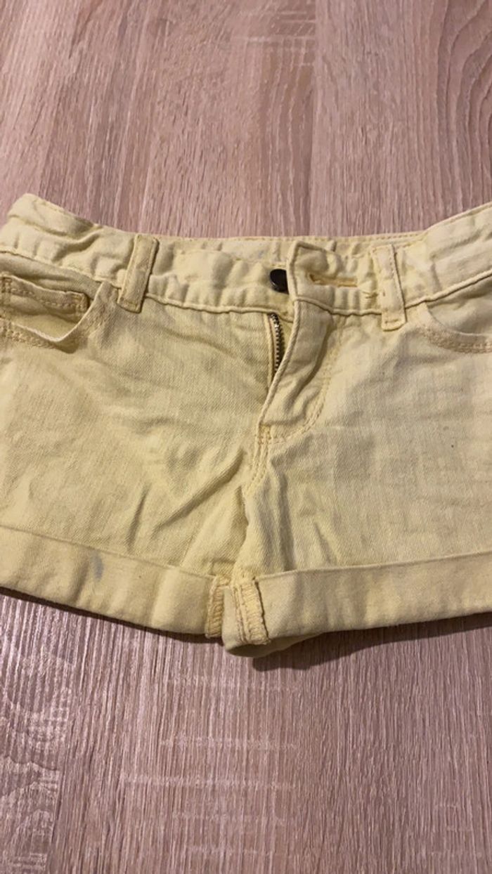 Short jaune