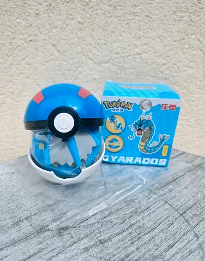 Figurine Pokémon Leviator avec Pokéball