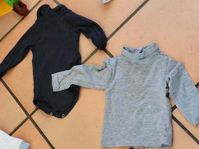 Lot 1 body col roulé et 1 col roulé 12 mois