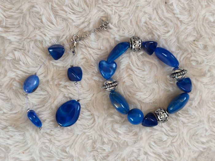 lot de 2 bracelets fantaisie pierres perles bleues marine et métal argenté