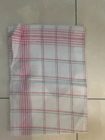 Lot 3 serviettes de table encore attachées