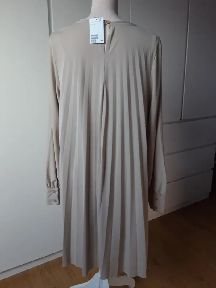 Jolie robe beige mastic légèrement plissée - photo numéro 6