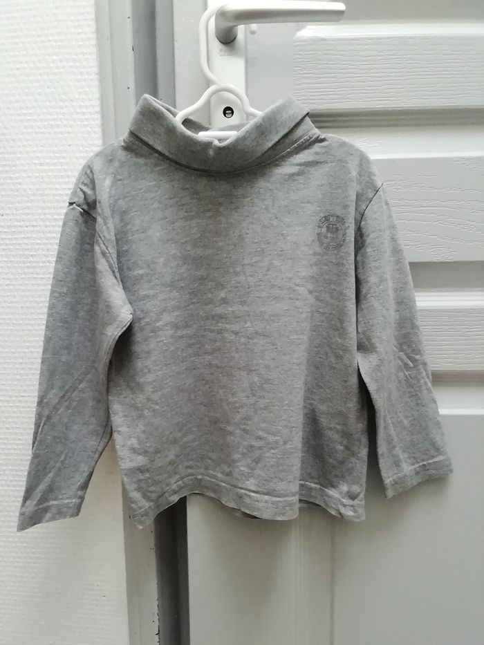 Vends sous pull gris clair.