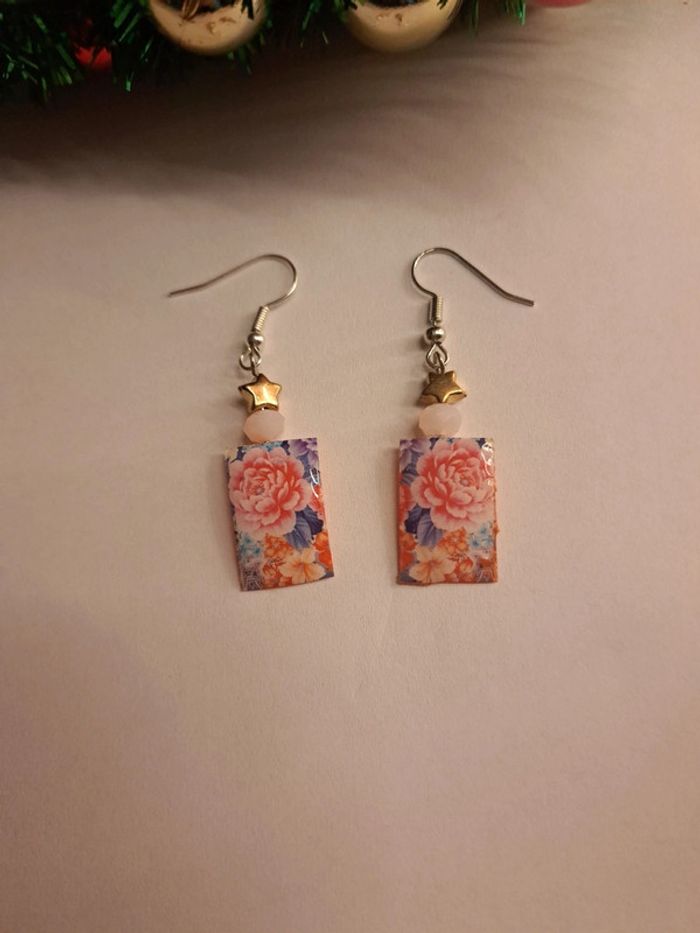 Boucles d'oreilles pendante florale en résine - photo numéro 7