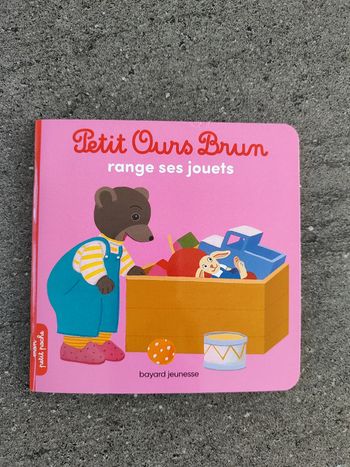 Petit ours brun range ses jouets