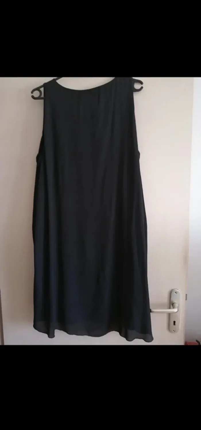 Robe noire - photo numéro 2