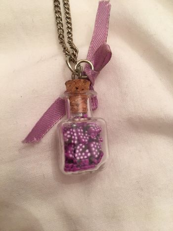 Pendentif fiole avec mini cœurs violets