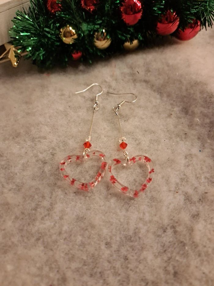Boucles d'oreilles pendante en résine cœur rouge florale - photo numéro 5