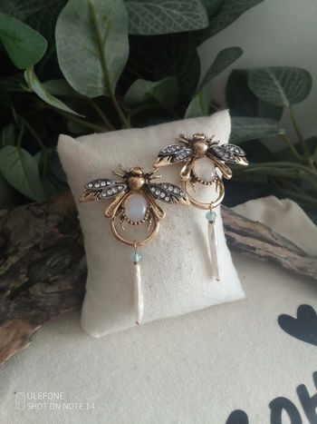 Boucles d'oreilles bohèmes abeilles et pierres semi précieuses