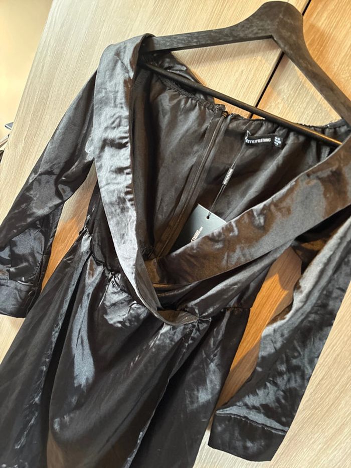 Robe satin noir col bardot PrettyLittleThing - photo numéro 2
