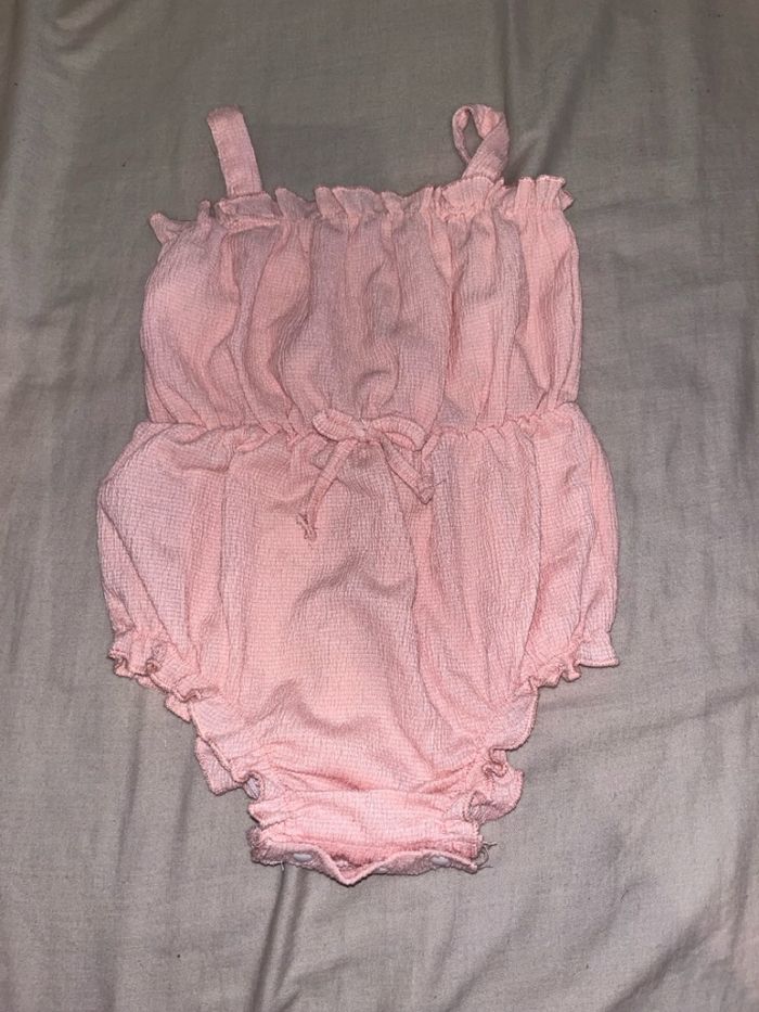 Très belle barboteuse à bretelle pour bébé fille