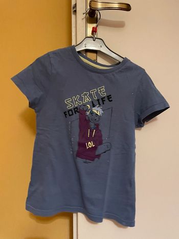 T-shirt bleu, garçon