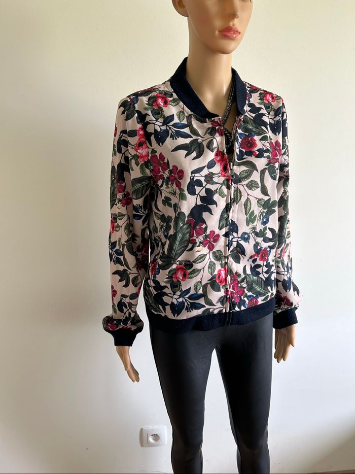 Veste légère fleurie LolaLiza taille M excellent état - photo numéro 2