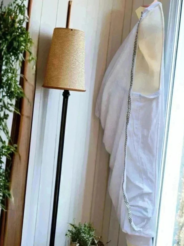 Débardeur blanc avec strass sur les côtés 🌹38/40🌹 - photo numéro 3