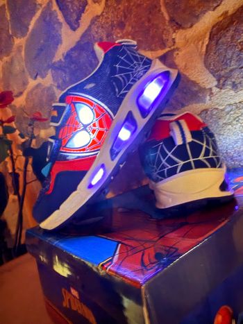 Basket Spiderman lumineux T30