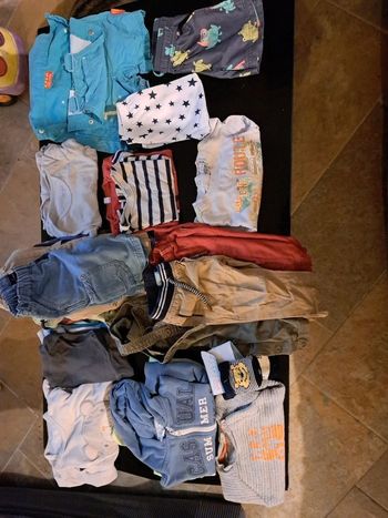 Lot de 27 vêtements 12 mois.