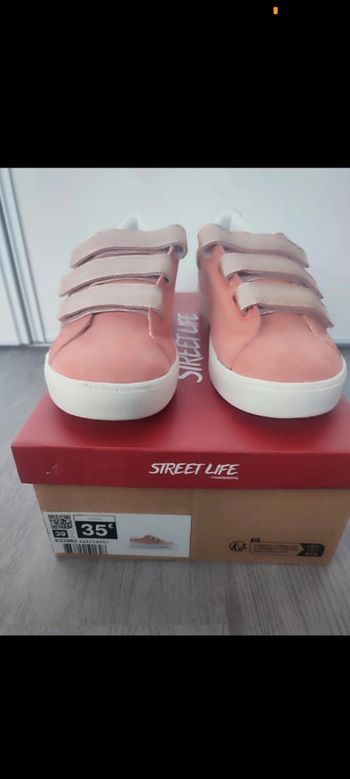Paire de Baskets avec des scratchs pointure 39