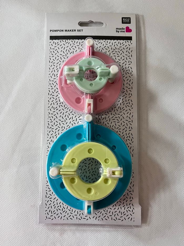Pompon maker