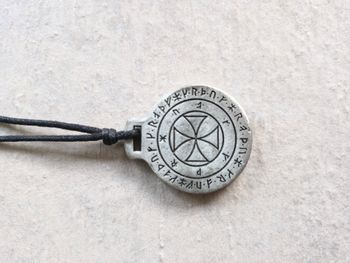 Pendentif rond type médaille avec symboles (runes anciennes)