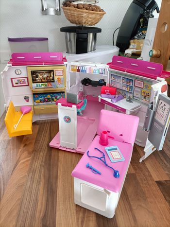Ambulance sonore barbie et ses accessoires 