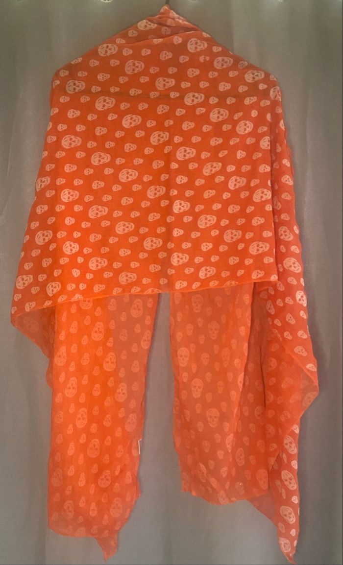 Foulard orange et têtes de mort - photo numéro 2