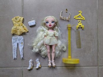 Poupée Rainbow High Delilah Fields avec tenues, accessoires et socle