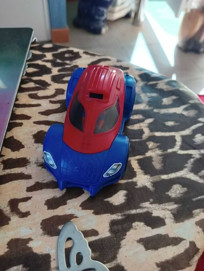 Voiture Spider-Man avec Spider-Man